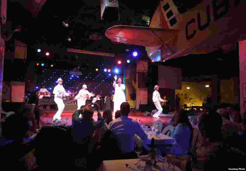 Biểu diễn ca nhạc trong một đêm tại nhà hàng (ảnh Bùi Văn Phú)