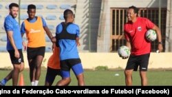 Pedro Brito “Bubista” (esq), seleccionador da equipa de futebol de Cabo Verde, dirige treino, 3 Janeiro 2022