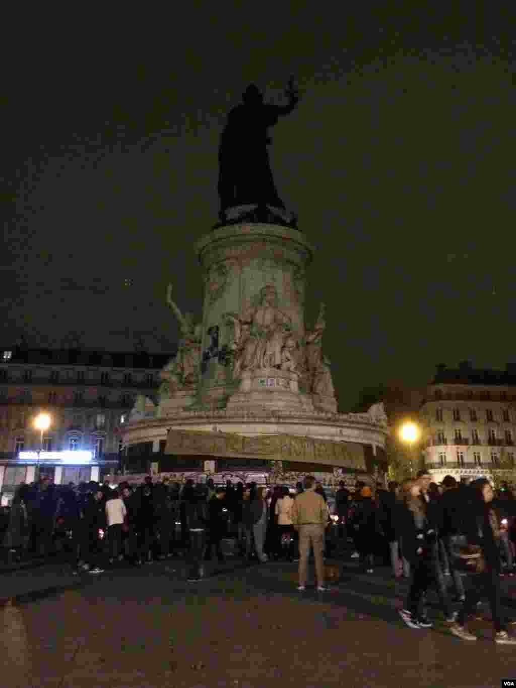 Doa bersama di alun-alun Place de la Republique, Paris, untuk para korban serangan maut di (14/11). (VOA/D. Schearf)