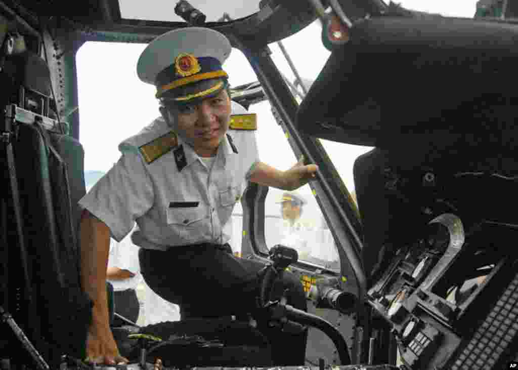 峴港 (7月16日) 一名越南海軍軍官在鍾雲號登上一架直昇機參觀駕駛室。