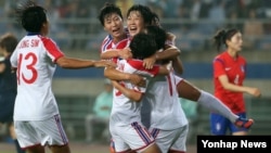 29일 열린 인천 아시안게임 여자 축구 준결승 경기에서 북한의 리예경 선수가 골을 터뜨리자 동료들이 다가와 함께 기뻐하고 있다. 