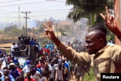 Supporters of Uganda's main opposition presidential candidate Kizza Besigye of the Forum for Democratic Change (FDC) party march through Gaba Road during a campaign rally in the capital Kampala Feb. 10, 2016, ahead of the Feb. 18 presidential election.