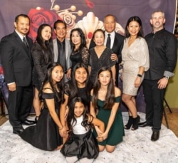 ທ່ານ ຍອດ (ຈອນ) ສີສຸວັນ ແລະພັນລະຍາຂອງເພິ່ນພ້ອມດ້ວຍລູກຫລານໃນຄອບຄົວ