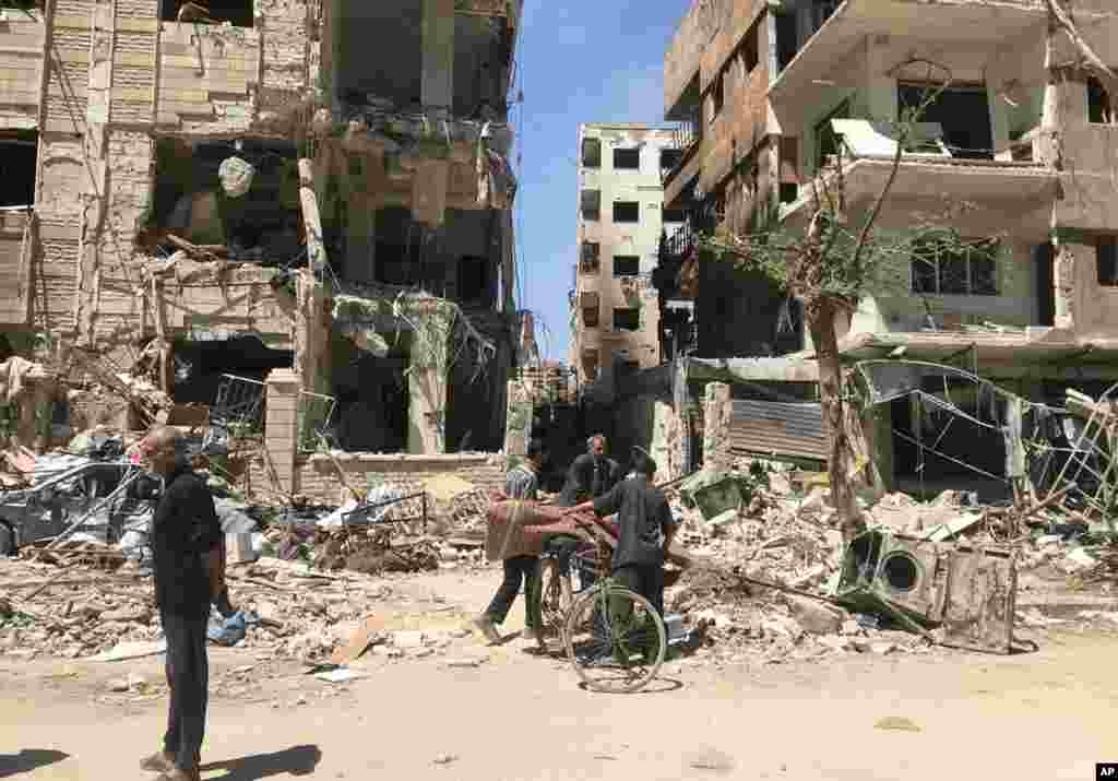 نمایی از ساختمانی که تحقیقات شیمیایی دولت اسد در شهر دوما در سوریه، در آن صورت می گرفت و بعد از حمله موشکی آمریکا و متحدان تخریب شد.