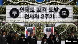 Victims' families, South Korean military officers pay silent tribute on 2nd anniversary of North Korea's 2010 attack on Yeonpyeong island in Seoul, November 23, 2012. 
