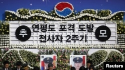 Keluarga para korban dan para anggota militer Korea Selatan memperingati dua tahun serangan Korea Utara atas pulau Yeonpyeong di Seoul (23/11).