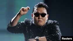 Artis pop Korea Selatan, Psy tampil dengan "Gangnam Style"-nya di acara American Music Awards ke-40 di Los Angeles, California, November 18, 2012. (Foto: dok)