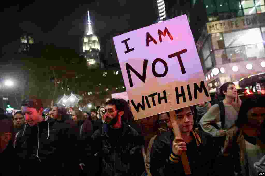 Mamia ya wapinzani wa Donald Trump waandamana kupitia mtaa wa Sixth Avenue kuelekea jengo la Trump Tower in New York City, Nov. 9, 2016.