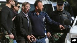 Seif Eddin Mustafa (segundo desde la izquierda) enfrenta cargos de secuestro de avión, plagio y amenazas de violencia.