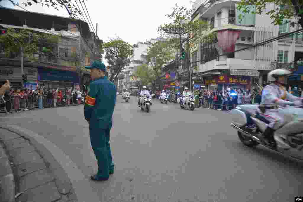 트럼프 대통령의 차량 행렬을 인도하는 베트남 경찰 오토바이들.
