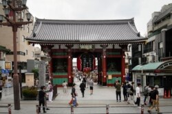 Suasana di sekitar Kaminarimon, gerbang masuk utama pertama Kuil Sensoji di Tokyo, Selasa, 13 Juli 2021, (AP)