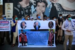 Mantan penerjemah Afghanistan dalam aksi demo di depan Kedutaan Besar AS di Kabul, Afghanistan, 25 Juni 2021. (AP)