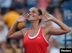Roberta Vinci of Italy celebrates with the crowd after defeating Serena Williams of the US in their women's singles semi-final match at the US Open Championships tennis tournament in New York, Sept. 11, 2015.