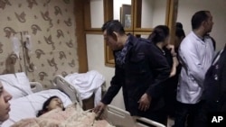 Bức hình do Đại sứ quán Việt Nam ở Ai Cập công bố cho thấy Đại sứ Trần Thành Công thăm hỏi một du khách Việt Nam bị thương tại bệnh viện ở Cairo, Ai Cập, ngày 28 tháng 12, 2018.