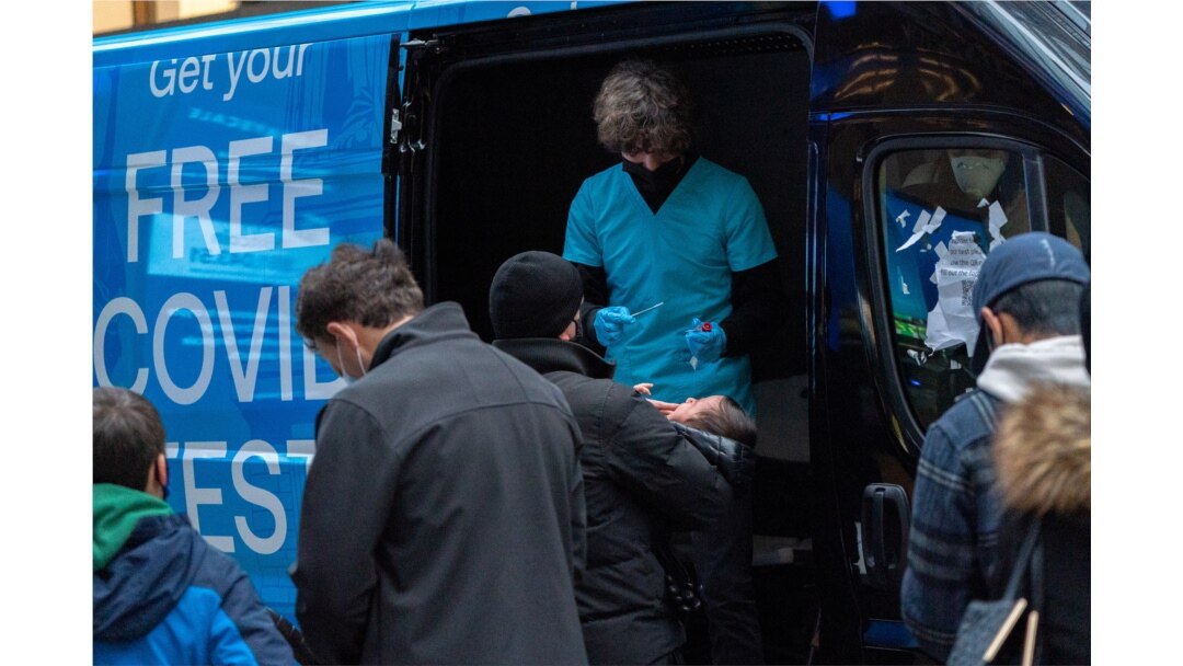 Tes COVID-19 di lokasi pengujian pop-up di tengah merebaknya varian Omicron di Manhattan, New York City, AS, 27 Desember 2021. (REUTERS/Jeenah Moon)