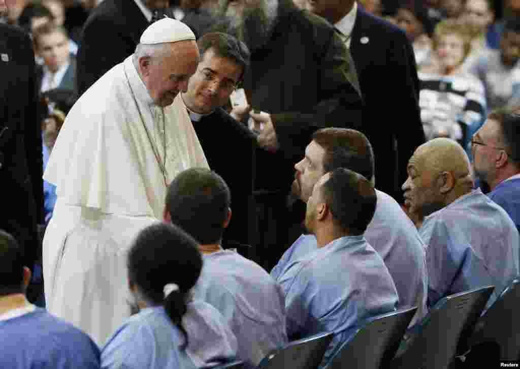 Pope Francis oo gacan qaadaya maxaabiista xabsiga Curran-Fromhold Correctional ee Philadelphia.