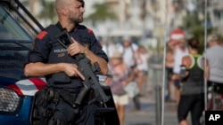 Un policier armé à Cambrils, Espagne, le 18 août 2017.