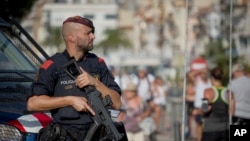 Một cảnh sát vũ trang đứng gác tại địa điểm nơi các phần tử khủng bố bị cảnh sát bắn chết ở Cambrils, Tây Ban Nha, ngày 18/8/2017. (AP Photo/Emilio Morenatti)