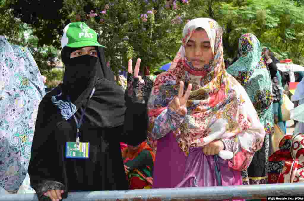 &nbsp;انقلاب مارچ میں شریک خواتین اپنے مطالبات منوانے کے لیے پر عزم۔