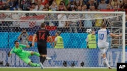 Iceland's Gylfi Sigurdsson, right, scores his side's opening goal on a penalty during the group D match between Iceland and Croatia, at the 2018 World Cup in the Rostov Arena in Rostov-on-Don, Russia, June 26, 2018. 