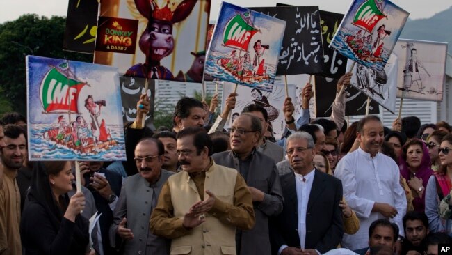 巴基斯坦反对党议员和支持者2018年10月11日举行抗议，反对依姆兰.汗总理寻求从国际货币基金组织获得资金