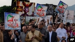Lawmakers and supporters of Pakistan's opposition Party Pakistan Muslim League headed by ousted prime minister Nawaz Sharif, stage a protest outside Parliament House in Islamabad, Pakistan, condemning the arrest of their leaders, Oct. 11, 2018. They demanded the immediate release of their leaders and criticized the Imran Khan's government, seeking loan package from the International Monetary Fund. IMF team to visit Pakistan after request for bailout loans.