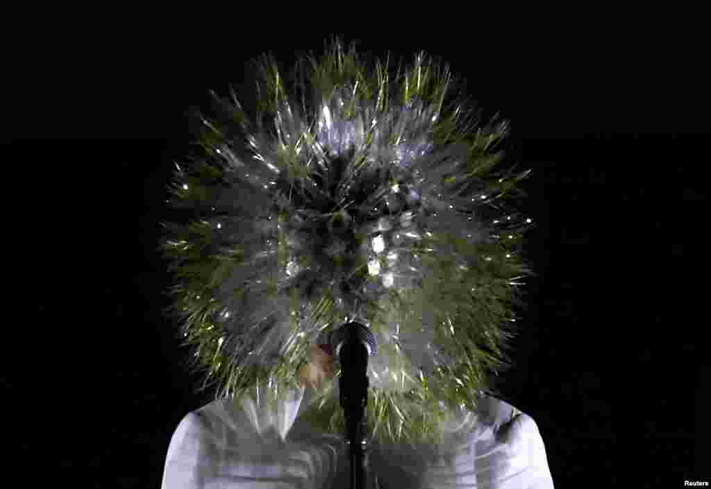 Penyanyi Islandia Bjork tampil dalam sebuah konser di Kings Theater di Brooklyn, New York, 18 Maret 2015.