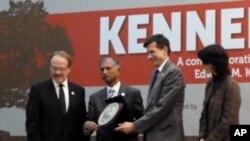 Vice Chancellor of Dhaka University Dr. AAMS Arefin Siddique presents Assistant Secretary of State Robert O. Blake a souvenir.
— at University Of Dhaka. (February 15, 2012)