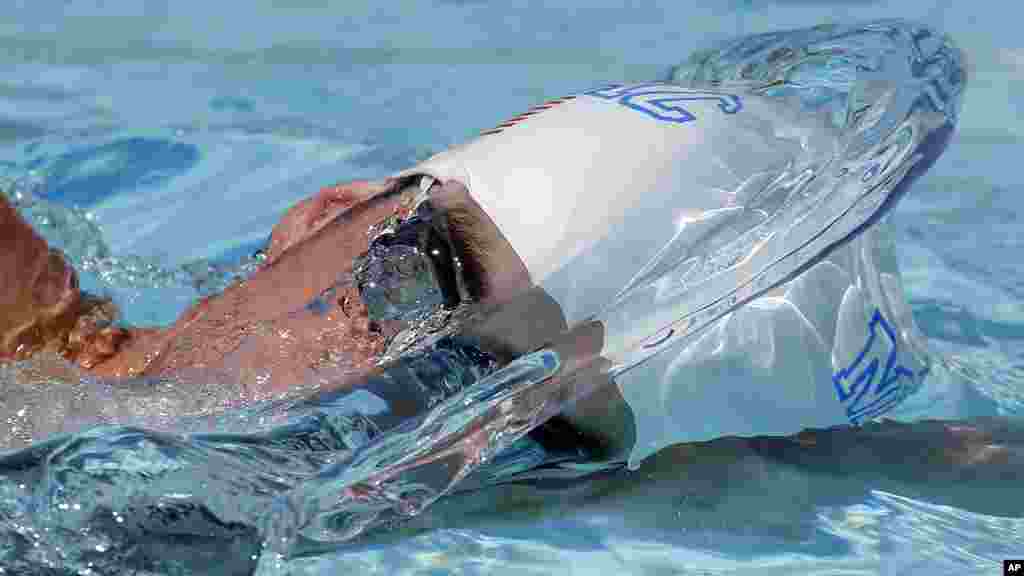 Michael Phelps se réchauffe avant le préliminaire de nage libre&nbsp; de 50 mètres au Grand Prix de natation Arena, vendredi 25 Avril 2014, à Mesa, em Arizona.