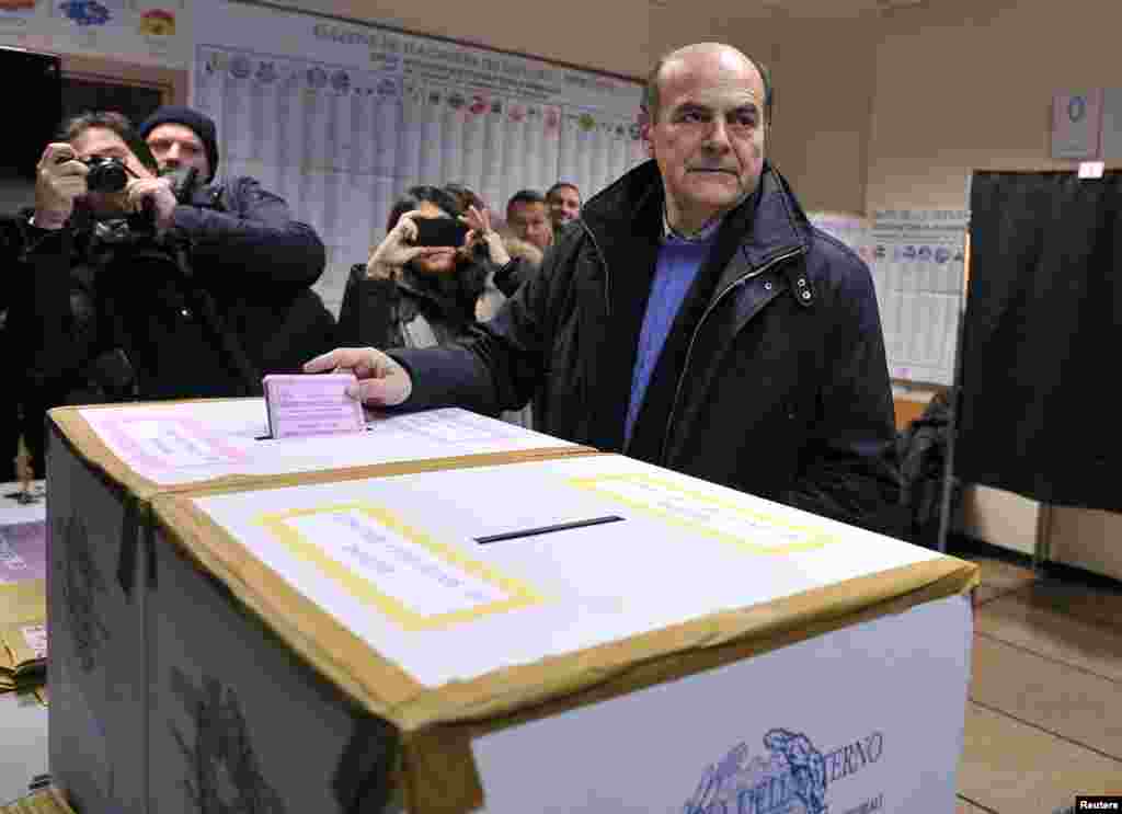 Democratic party leader Pier Luigi Bersani casts his vote in Piacenza, Italy, Feb. 24, 2013. 