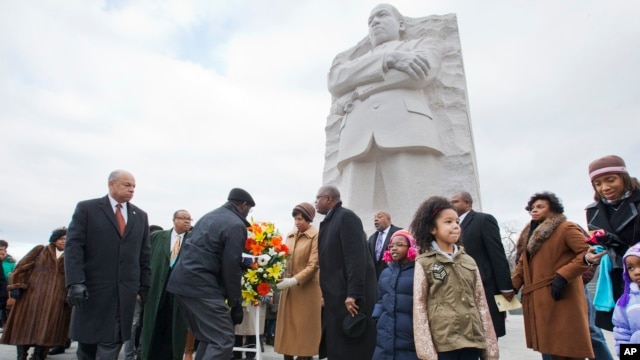 Bộ trưởng Bộ Nội an Jeh Johnson (trái) đặt vòng hoa tại tượng đài kỷ niệm Mục sư King
