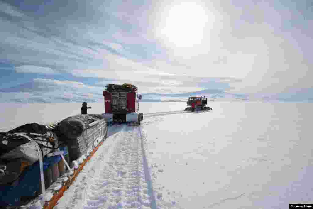 Semua pasokan peralatan dan kamp dibawa melintasi daratan es di Stasiun McMurdo dengan alat peluncur dan mesin salju.&nbsp;(Victor Zagorodnov) 