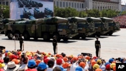 2015年9月3日二战70年纪念日北京军演时展示的运载DF-21D反舰弹道导弹军车