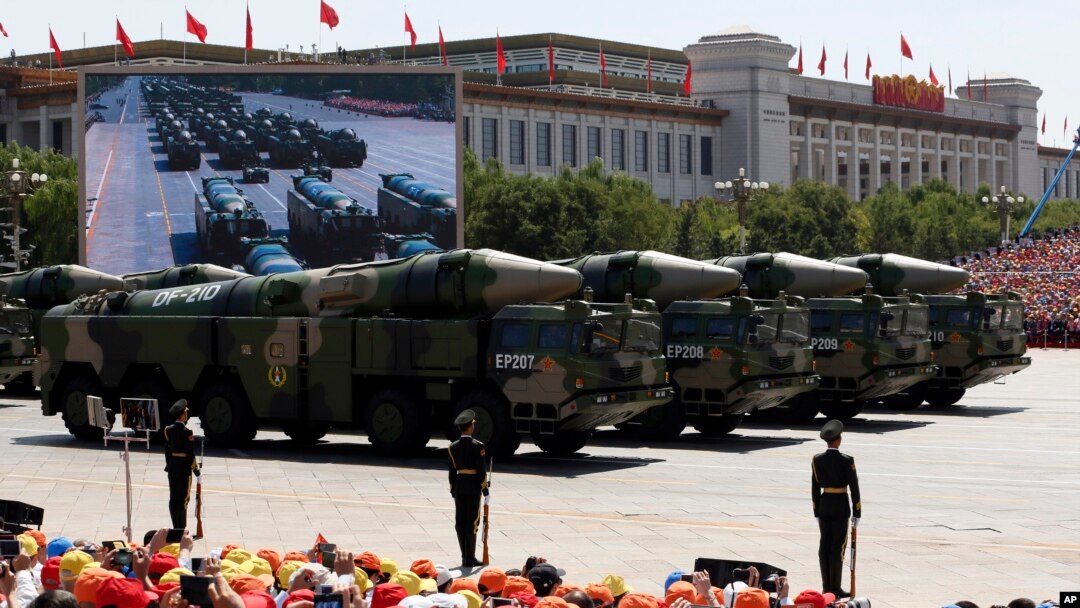 中國大力研發和部署DF-21D等中短程導彈威脅美軍在西太平洋活動(美聯社2015年9月攝)
