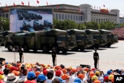 北京2015年9月3日閱兵中展示號稱“美國航母殺手”的東風-21D路基中程導彈