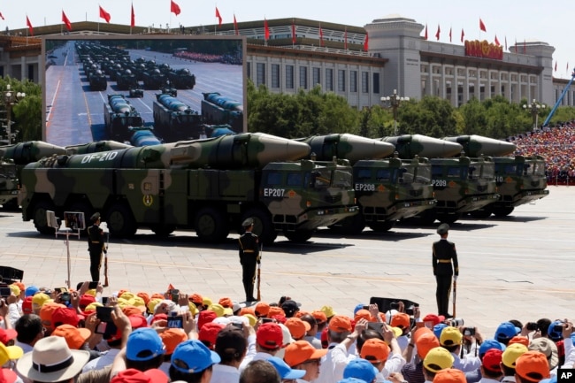北京2015年9月3日阅兵中展示号称“美国航母杀手”的东风-21D路基中程导弹
