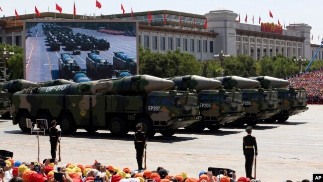 中国2015年9月3日展示号称“美国航母杀手”的东风-21D路基中程导弹（美联社）
