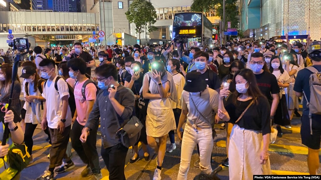 香港反送中运动6-9百万人大游行一周年，数以万计市民响应网上号召，在中环参与“流水式“游行 （美国之音/汤惠芸）