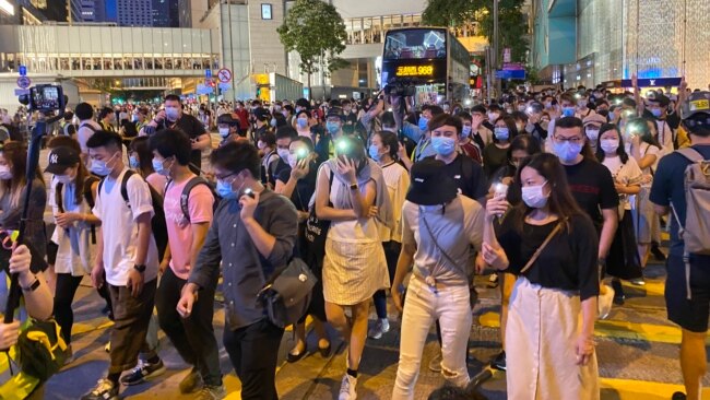 香港反送中运动6-9百万人大游行一周年，数以万计市民响应网上号召，在中环参与“流水式“游行 （美国之音/汤惠芸）