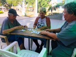 Aura Zayago y sus amigas jugando dominó en la Plaza La República.