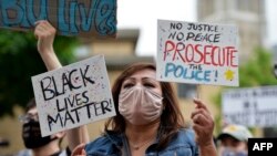 Des manifestants contre le racisme (Photo by Joseph Prezioso / AFP)