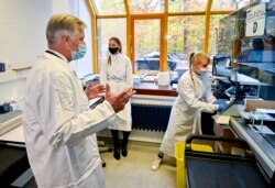 Raja Belgia Philippe (kiri) meninjau laboratorium penelitian COVID-19 di University of Liege di Liege, Belgia, Selasa, 10 November 2020.