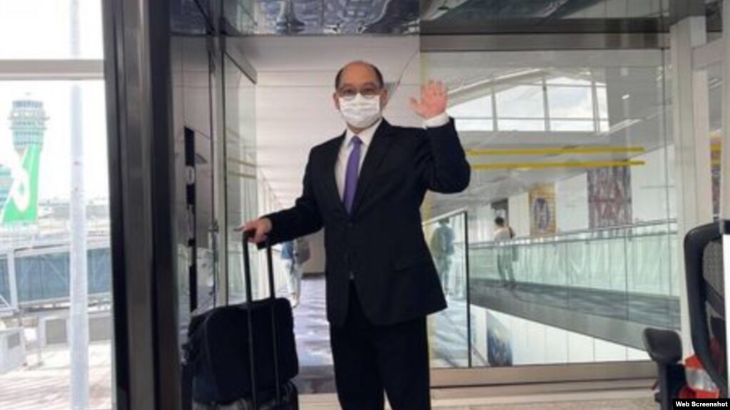 台湾驻港“台北经济文化办事处”最后一位派驻官员倪伯嘉2021年7月30日搭机返台。（照片来自台湾陆委会脸书）(photo:VOA)