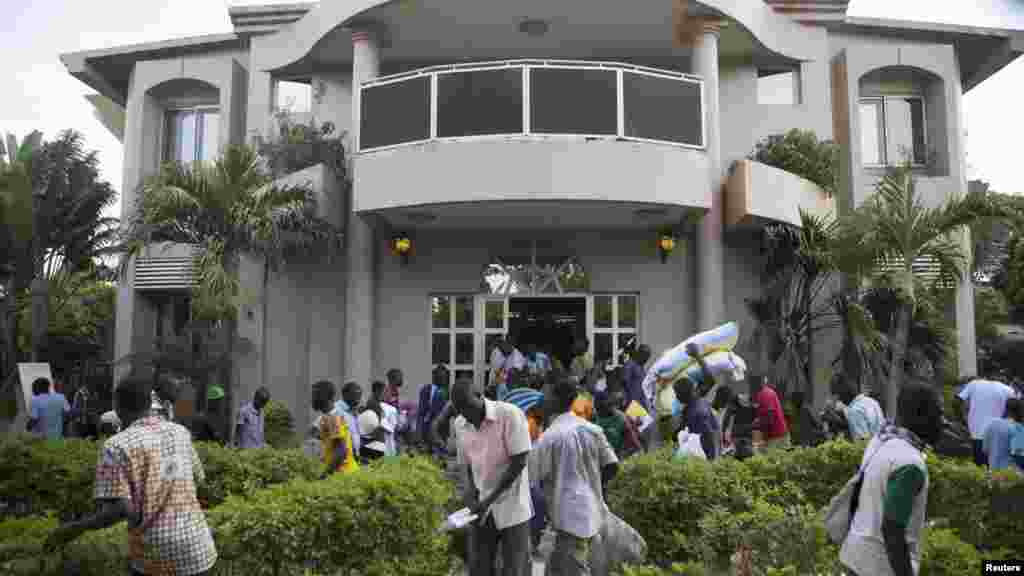 Des manifestants pillent la résidence du jeune frère de l&rsquo;ex-président Blaise Compaoré qui a quitté le pays, Ouagadougou, 31 octobre 2014. REUTERS/Joe Penney