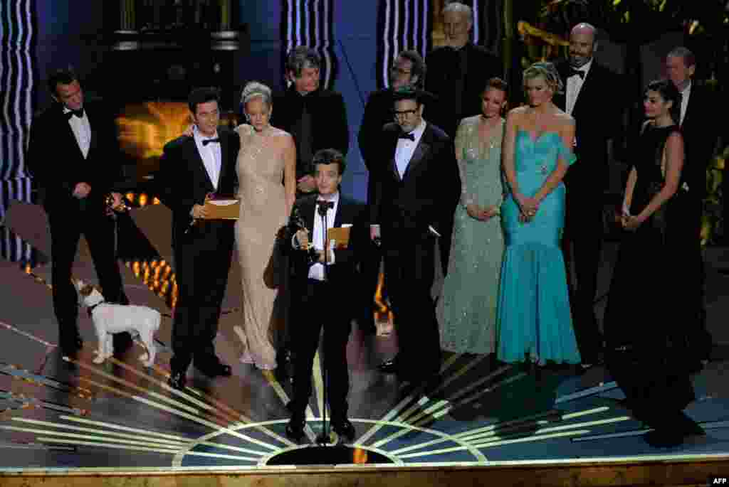 Nhà sản xuất Thomas Langmann sau khi nhận giải Oscar dành cho bộ Phim Hay Nhất 'The Artist' tại lễ trao giải hôm 26/2/12 (AP)