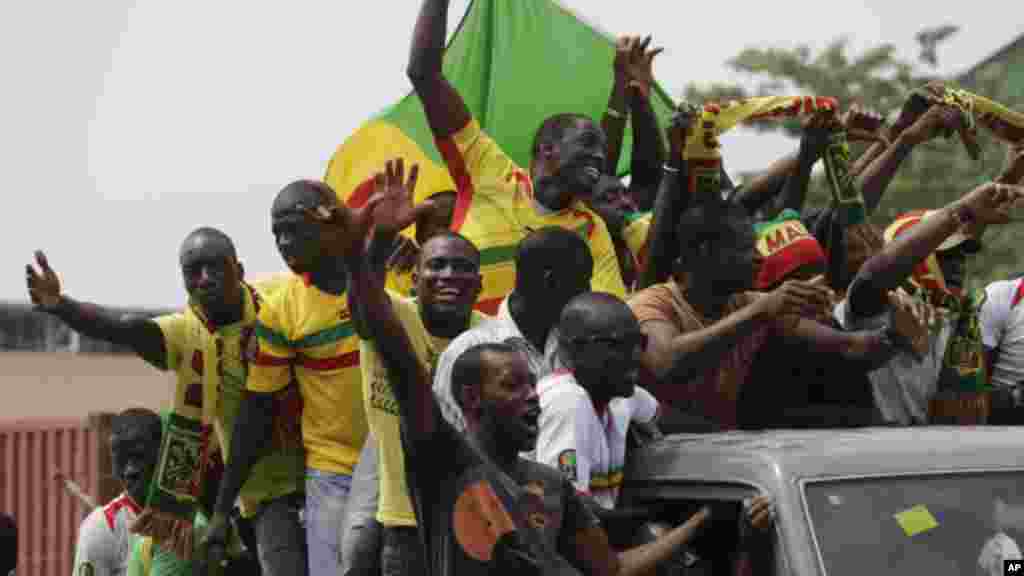 Des supporters maliens acclament leur équipe nationale de football à son arrivée à l&#39;aéroport international de Malabo à Malabo, Guinée équatoriale, vendredi 16 janvier 2015.
