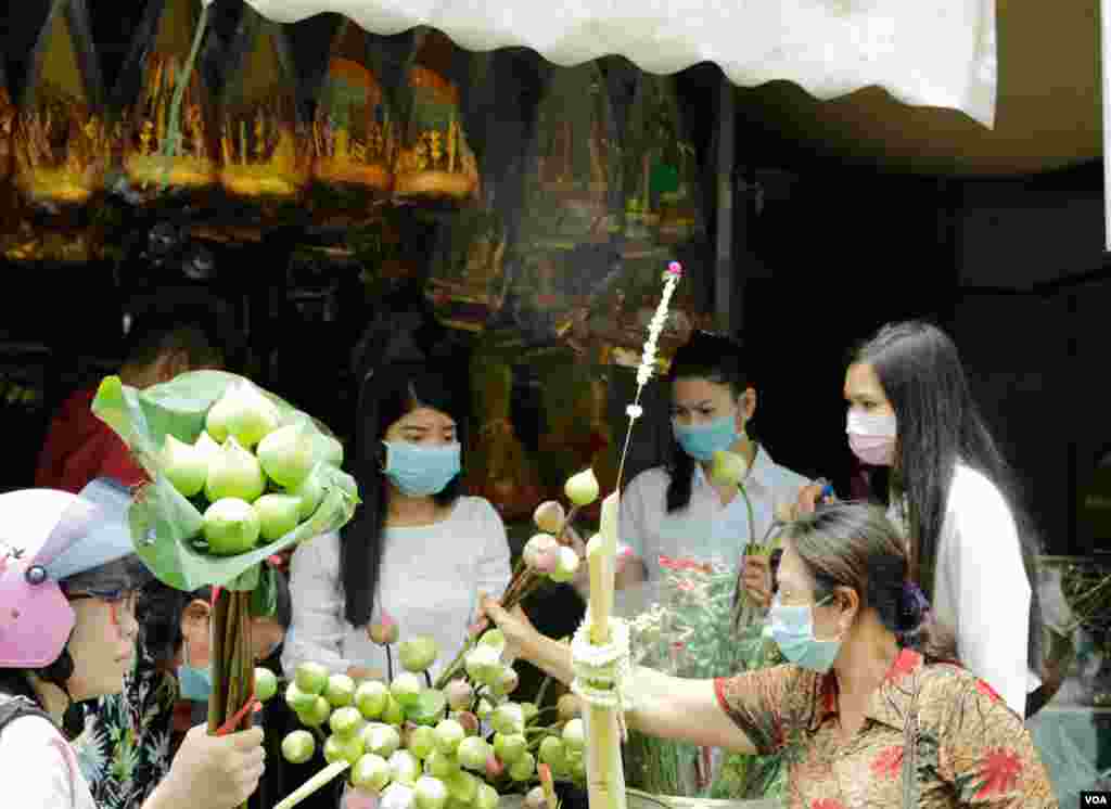 ទិដ្ឋភាពទូទៅនៃការត្រៀមរៀបចំពិធីបុណ្យចូលឆ្នាំខ្មែររបស់ពលរដ្ឋកម្ពុជា រាជធានីភ្នំពេញ នៅថ្ងៃទី ១៣ ខែមេសា ឆ្នាំ២០២០។ (ហ៊ាន សុជាតា/VOA)