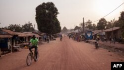 Un homme sur un vélo sur l'avenue de Paoua, dans le nord de la Centrafrique, le 27 décembre 2017.