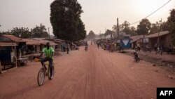 Un homme sur un vélo sur l'avenue de Paoua, dans le nord de la Centrafrique, le 27 décembre 2017.