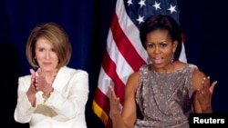 تصویر آرشیوی از میشل اوباما (راست) و نانسی پلوسی، رهبر اقلیت دموکرات مجلس نمایندگان آمریکا